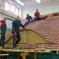 Kto kładzie dachówki? Kluczowe zawody w budownictwie i ich rola