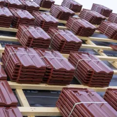 Jak się kładzie dachówkę? Kluczowe kroki i błędy do uniknięcia