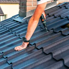Jak uszczelnić pękniętą dachówkę i uniknąć kosztownych napraw dachu