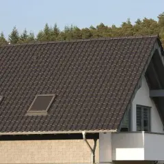 Dachówka angobowana czy glazurowana - która lepsza? Opinie użytkowników