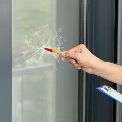 Ile kosztuje wymiana szyby w oknie PCV? Zaskakujące ceny i koszty dodatkowe