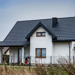 Jaki dach blacha czy dachówka? kluczowe różnice, które musisz znać