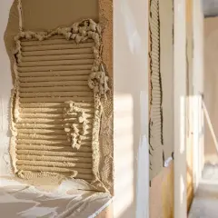 Jak przyspieszyć schnięcie tynków? Skuteczne metody i najczęstsze błędy