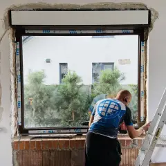 Kiedy wstawić okna do nowego domu, aby uniknąć problemów z montażem?