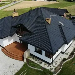 Blachodachówka czy dachówka ceramiczna: co wybrać w niższej cenie?
