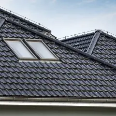 Dachówka ceramiczna czy blacha - który wybór jest lepszy dla twojego dachu?