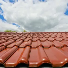 Ile kosztuje dachówka ceramiczna? Zaskakujące fakty o cenach i typach