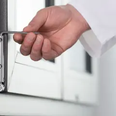 Jak się ustawia okna plastikowe, by uniknąć problemów i oszczędzić energię
