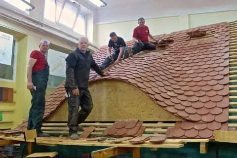 Kto kładzie dachówki? Kluczowe zawody w budownictwie i ich rola