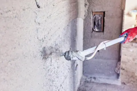 Czy dawać siatkę pod tynk cementowo-wapienny? Kluczowe korzyści i zalecenia