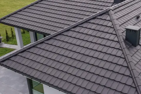 Ile waży dachówka? Sprawdź, jak wpływa na konstrukcję dachu