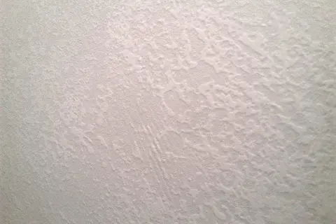 Czy kłaść gładź na tynk maszynowy? Poznaj zalety i wady tej metody.