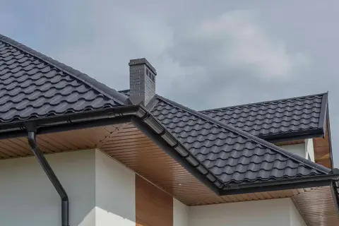 Jaki komin do czarnej dachówki – kluczowe porady i najlepsze wybory