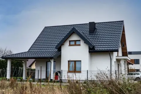 Jaki dach blacha czy dachówka? kluczowe różnice, które musisz znać