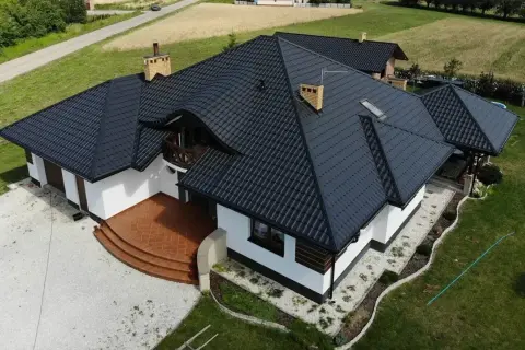 Blachodachówka czy dachówka ceramiczna: co wybrać w niższej cenie?