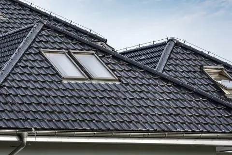 Dachówka ceramiczna czy blacha - który wybór jest lepszy dla twojego dachu?