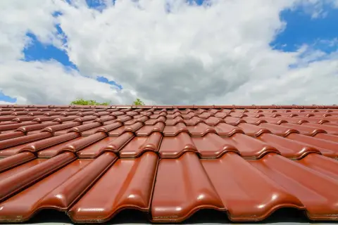 Ile kosztuje dachówka ceramiczna? Zaskakujące fakty o cenach i typach