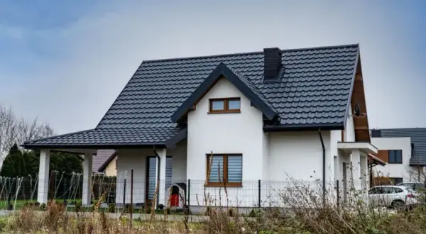 Jaki dach blacha czy dachówka? kluczowe różnice, które musisz znać