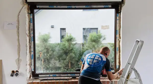 Kiedy wstawić okna do nowego domu, aby uniknąć problemów z montażem?