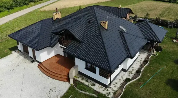 Blachodachówka czy dachówka ceramiczna: co wybrać w niższej cenie?