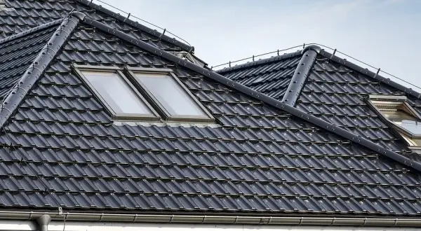 Dachówka ceramiczna czy blacha - który wybór jest lepszy dla twojego dachu?