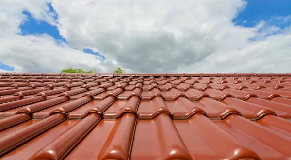 Ile kosztuje dachówka ceramiczna? Zaskakujące fakty o cenach i typach