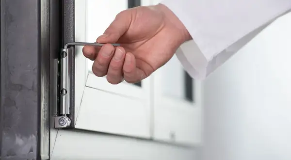 Jak się ustawia okna plastikowe, by uniknąć problemów i oszczędzić energię