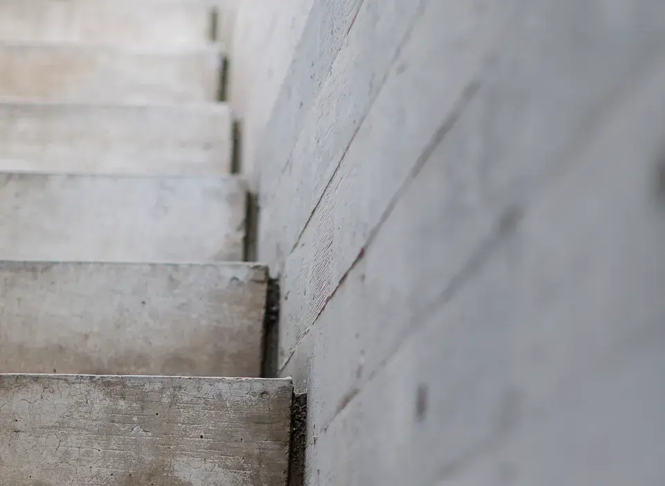 Jaki beton na schody? Wybierz najlepszy materiał na trwałe schody