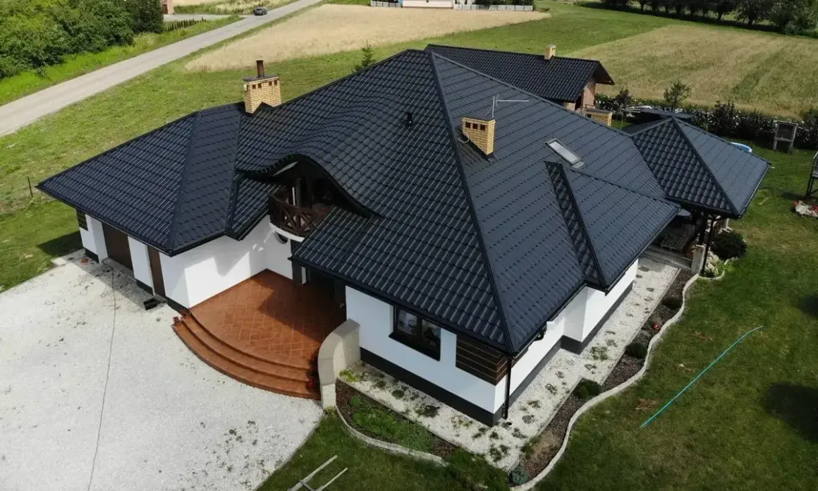 Blachodachówka czy dachówka ceramiczna: co wybrać w niższej cenie?
