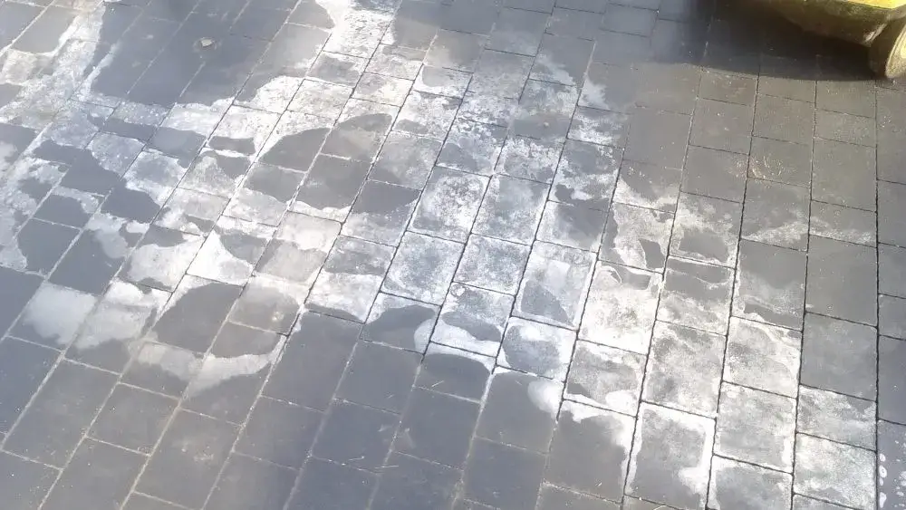 Zdjęcie Skuteczne metody usuwania tynku silikonowego z kostki brukowej