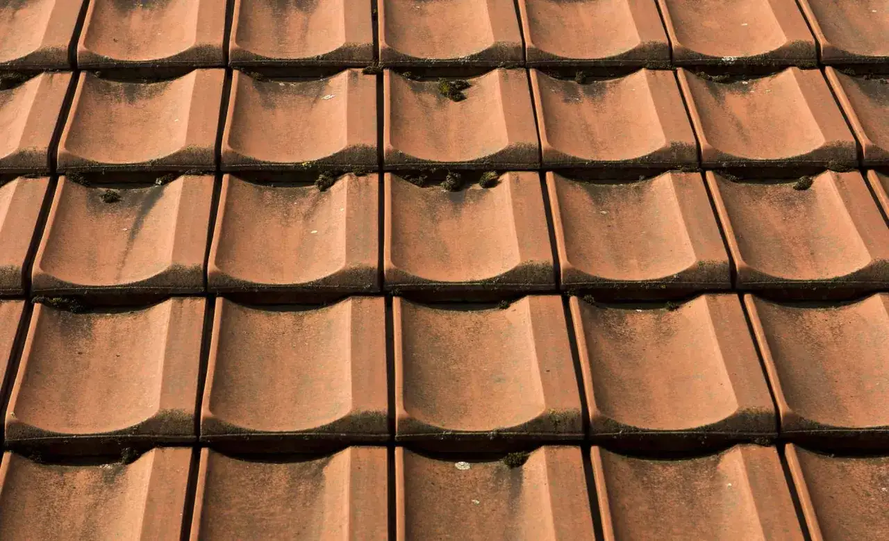 Zdjęcie Dachówka ceramiczna czy blacha - który wybór jest lepszy dla twojego dachu?