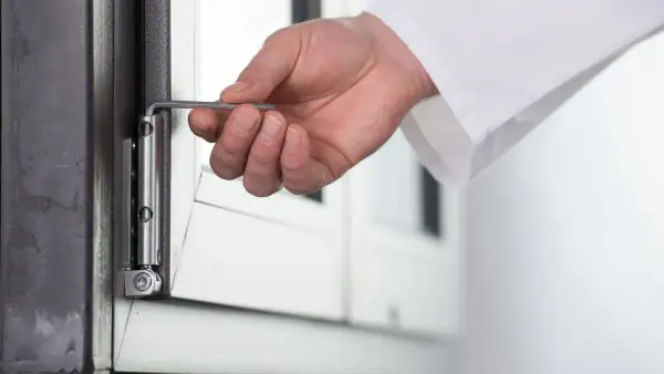 Jak się ustawia okna plastikowe, by uniknąć problemów i oszczędzić energię